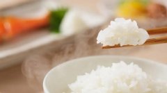 一碗米饭的碳水化合物含量，约有25.6g的碳水化合物
