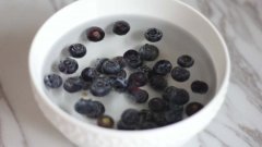 蓝莓怎么洗才干净之后直接带皮吃吗，能但推荐盐水泡