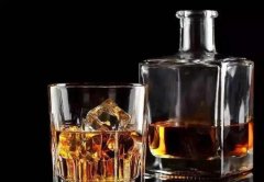 白兰地和威士忌的区别，都属于烈酒（蒸馏方式和原料都不同）