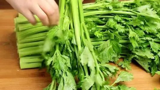 为什么芹菜叶子不能吃，谣言营养比芹菜茎高优质