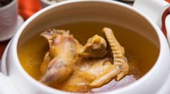 鸡汤放什么材料煲汤好喝，放香菇／黄芪／党参／红枣